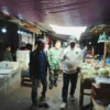 Ketua DPRD Kabupaten Sumedang, Sidik Jafar (jaket putih) saat berkeliling mengecek langsung kondisi kumuh dan memprihatinkannya Pasar Parakanmuncang di wilayah Desa Sindangpakuon, Kecamatan Cimanggung, Sumedang. (Yanuar Baswata/Jabar Ekspres)