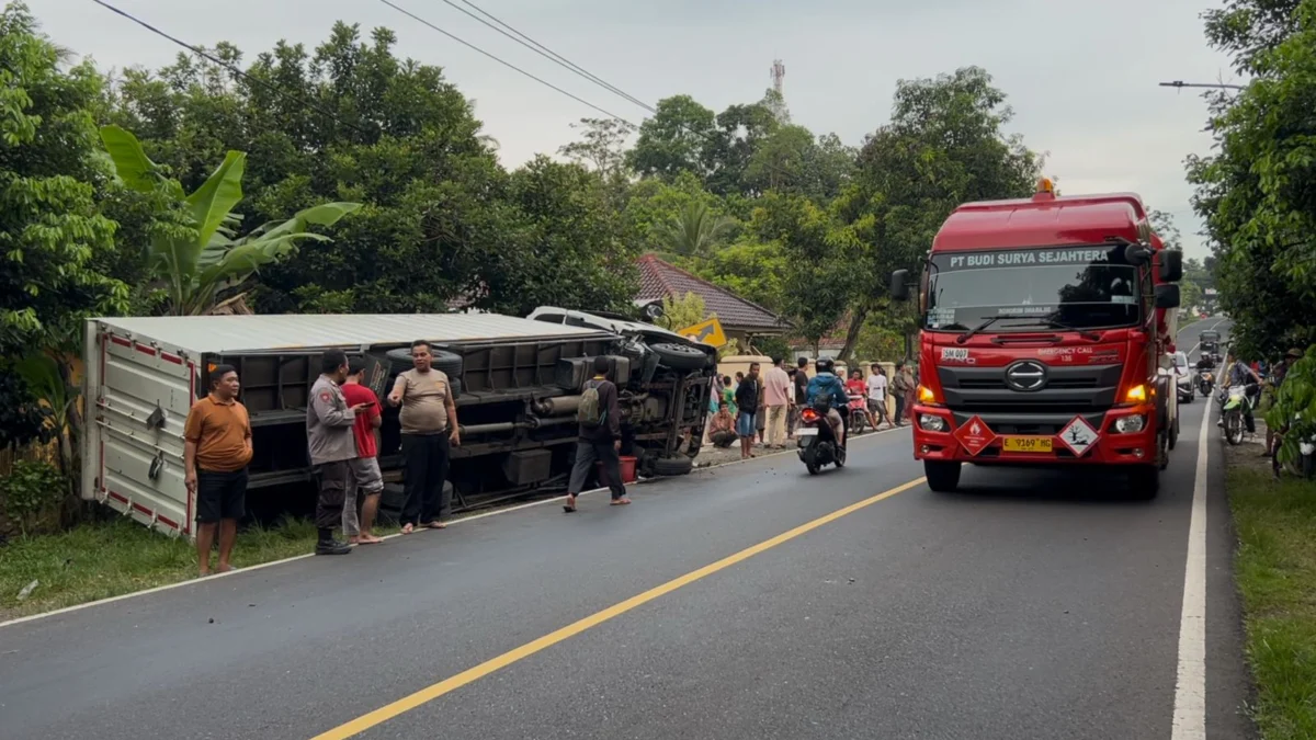 Truk bermuatan kain dari arah Ciamis menuju Solo Jawa Tengah terguling di jalur Nasional sekitar Cijeunjing Ciamis Jawa Barat, Rabu (16/4/2025) sore. Tidak ada korban jiwa dalam insiden laka tungga itu. (Cecep Herdi/Jabar Ekspres)