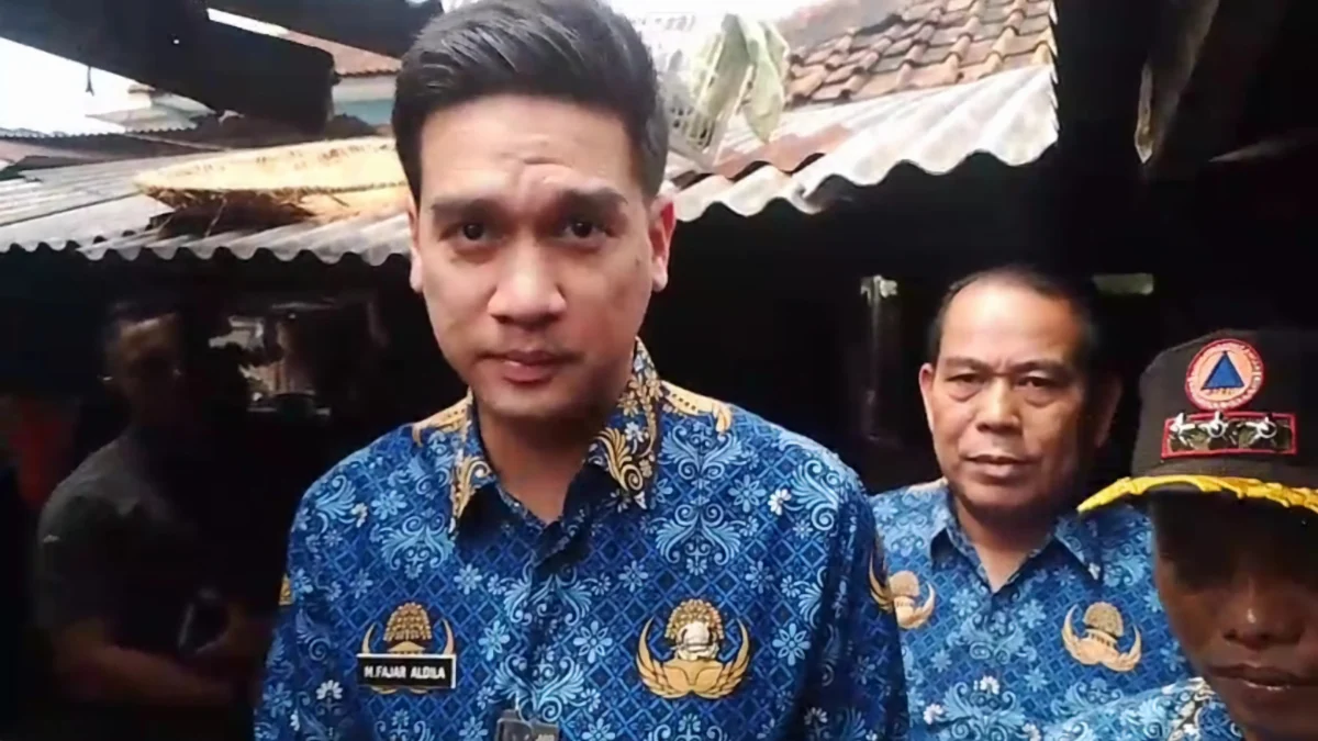 Wakil Bupati (Wabup) Sumedang, Fajar Aldila usai cek kondisi Pasar Parakanmuncang, yang berlokasi di wilayah Desa Sindangpakuon, Kecamatan Cimanggung pada Kamis, 17 April 2025. (Yanuar Baswata/Jabar Ekspres)