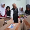 BRI RO Bandung Serahkan Bantuan Buku untuk SDN 1 Sagalaherang melalui Program TJSL "Ini Sekolahku"