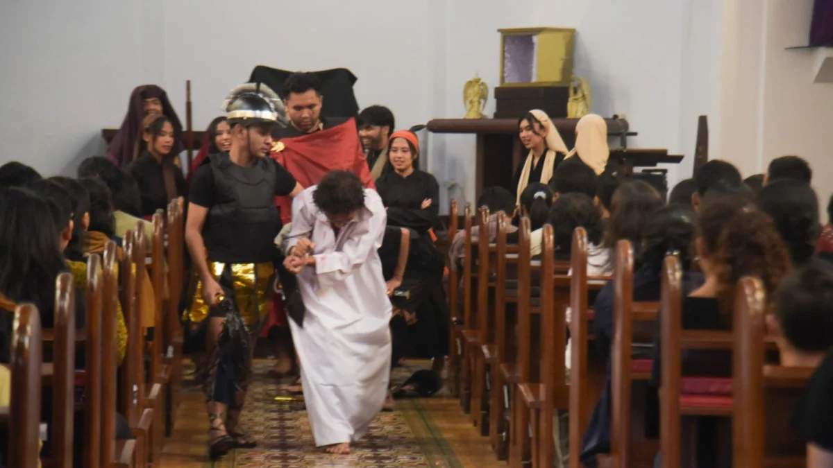 Susana khidmat Jumat Agung di Gereja Kapel Katolik Hati Kudus Yesus Borromeus