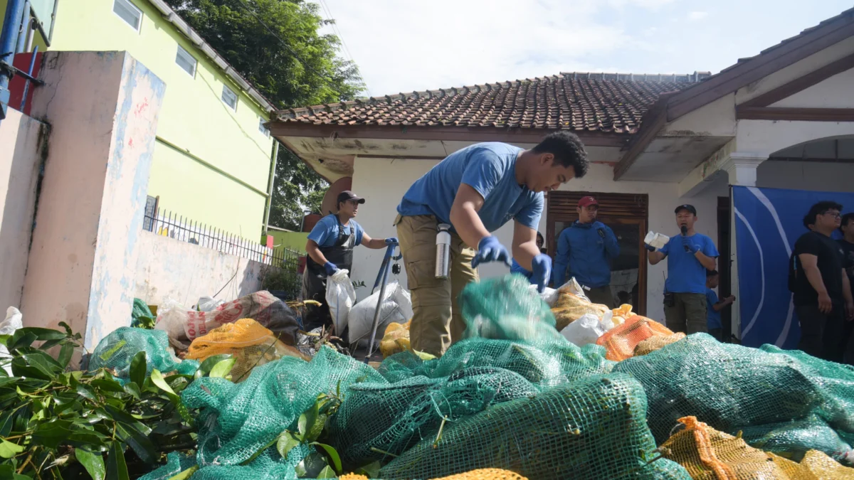 Relawan River Cleanup Indonesia menghitung dan memilah sampah yang terkumpul dari sungai Cikakak di Kecamatan Astanaanyar, Kota Bandung, Sabtu (19/4). Foto: Dimas Rachmatsyah / Jabar Ekspres