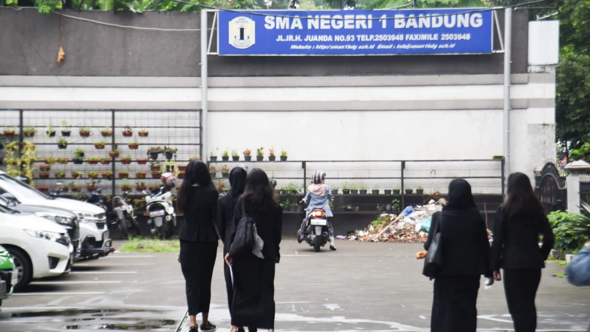 Ilustrasi: Peserta didik SMA Negeri 1 Kota Bandung memasuki area sekolah. Foto: Dimas Rachmatsyah / Jabar Ekspres