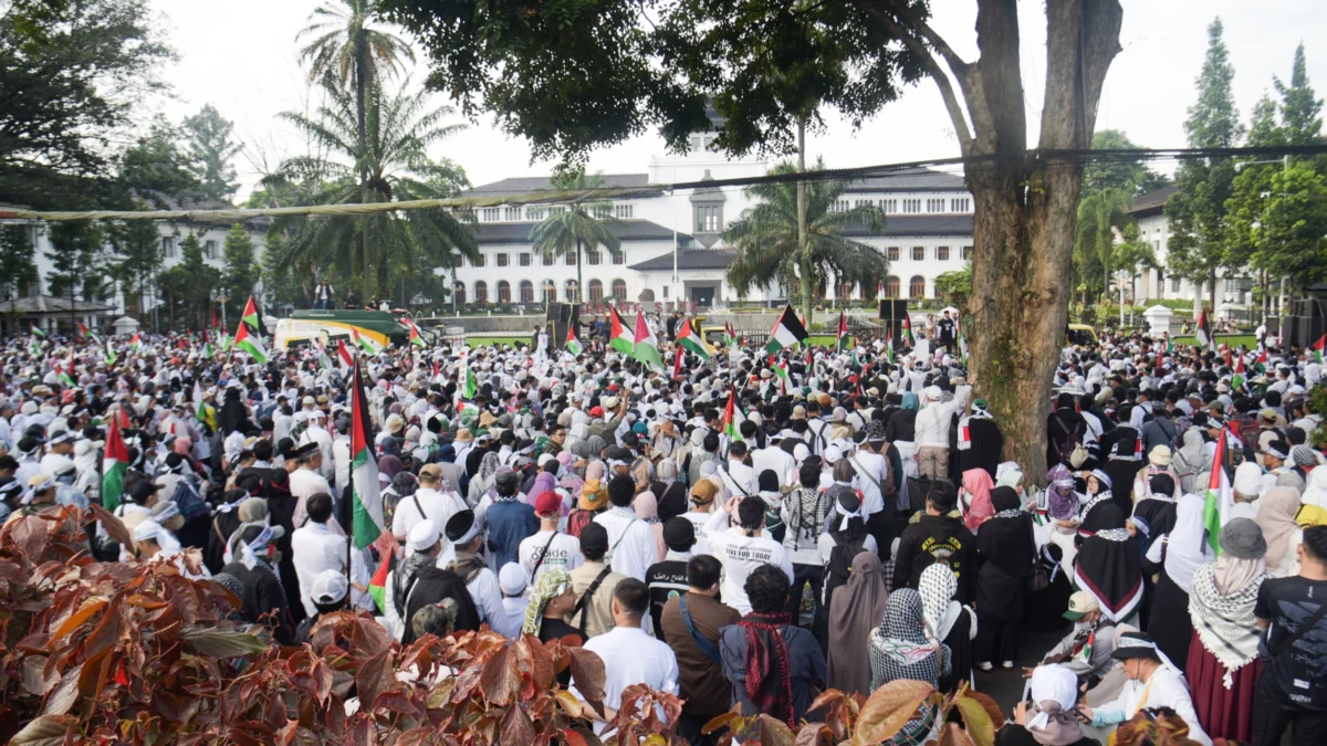 Ribuan Massa Aksi Solidaritas Palestina Kecam Penghianatan Israel Terkait Gencatan Senjata di Gaza Puluhan ribu massa mengikuti aksi solidaritas bela Palestina di sepanjang kawasan Gedung Sate,BIP, dan Gedung Merdeka di Kota Bandung, Minggu (20/4). Foto: Dimas Rachmatsyah / Jabar Ekspres
