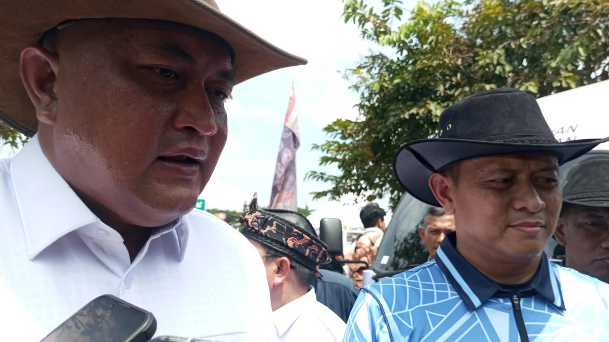 Bupati Bogor Rudy Susmanto dan Panglima Koops Udara I Marsekal Muda TNI Mohammad Nurdin saat memberikan keterangan kepada wartawan di Area Stadion Pakansari, pada Minggu (20/4/2025). Foto: Regi