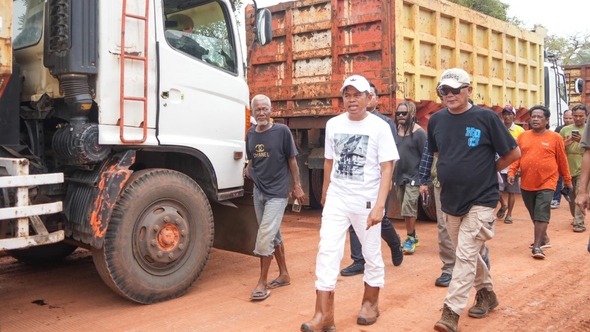 Gubernur Jabar Dedi Mulyadi (tengah) saat melakukan peninjauan lokasi tambang