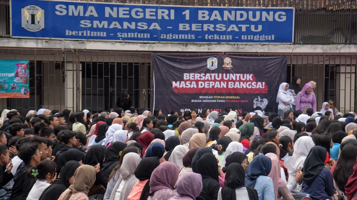 Siswa berkumpul di halaman sekolah untuk memperingati hari Kartini di SMA Negeri 1, Kota Bandung, Senin (21/4). Foto: Dimas Rachmatsyah / Jabar Ekspres