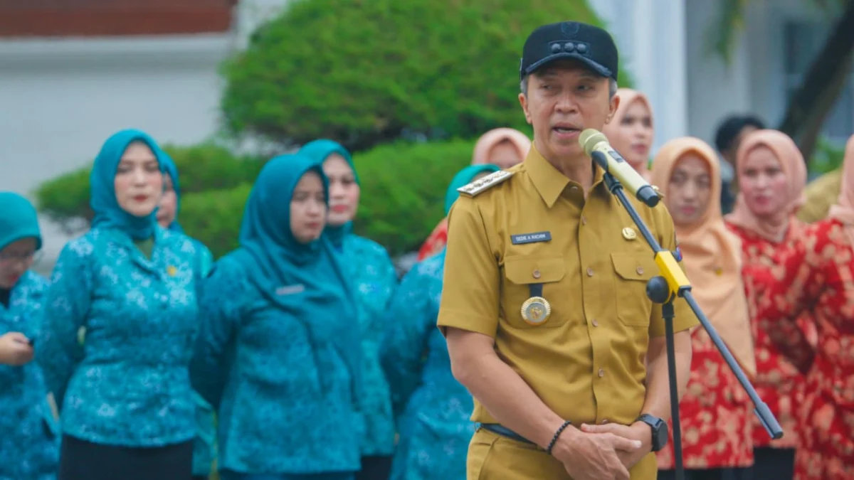 Wali Kota Bogor, Dedie A. Rachim saat memimpin apel sekaligus memperingati Hari Kartini di Plaza Balai Kota Bogor, Senin (21/4). (Yudha Prananda / Jabar Ekspres)