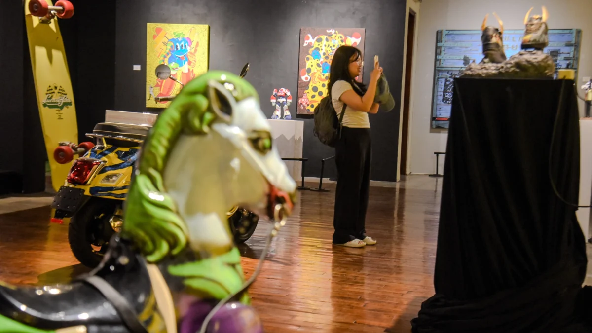 Pengunjung mengamati karya seni lukis pada pameran Urban Moments yang dipamerkan di Grey Art Gallery, Kota Bandung, Sabtu (19/4). Foto: Dimas Rachmatsyah / Jabar Ekspres