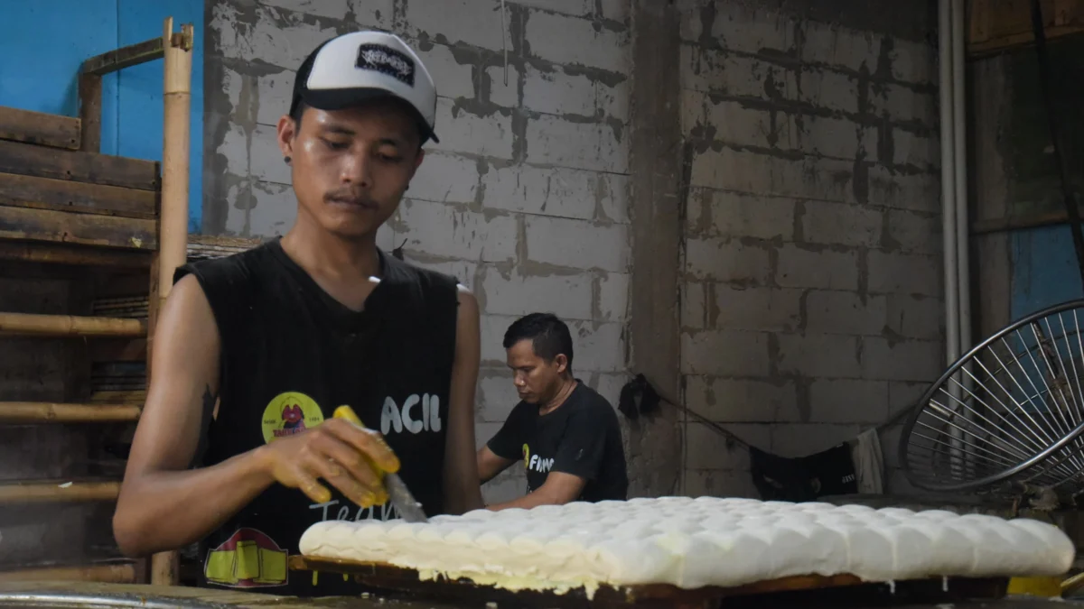 Perajin menyelesaikan pembuatan tahu di sentra industri tahu Cibuntu, Kota Bandung, Rabu (23/4). Foto: Dimas Rachmatsyah / Jabar Ekspres