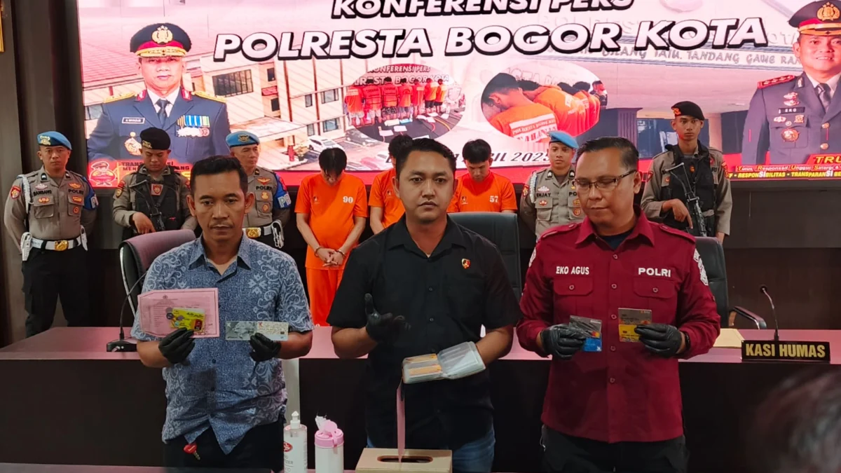 Kasat Reskrim Polresta Bogor Kota, AKP Aji Riznaldi bersama jajaran saat menunjukkan sejumlah barang bukti di Mapolresta Bogor Kota, Kamis (24/4). (Yudha Prananda / Jabar Ekspres)