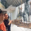 Pengunjung mengamati pameran Tujuh Layar Menyisir Langit di Selasar Sunaryo Art Space di Kota Bandung, Jum'at (25/4). Foto: Dimas Rachmatsyah / Jabar Ekspres
