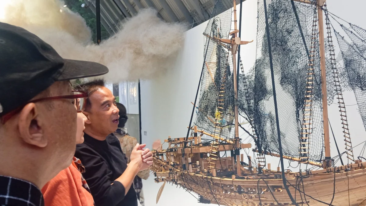 Pengunjung mengamati pameran Tujuh Layar Menyisir Langit di Selasar Sunaryo Art Space di Kota Bandung, Jum'at (25/4). Foto: Dimas Rachmatsyah / Jabar Ekspres