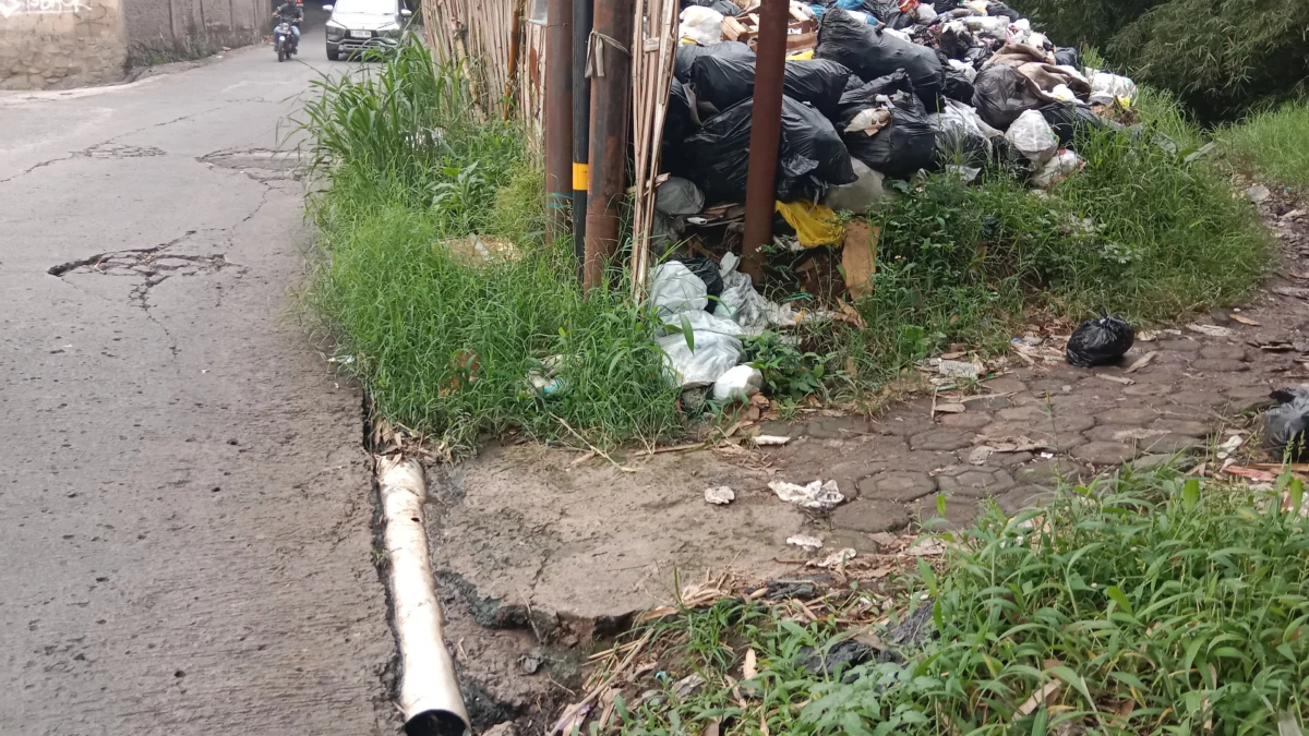 Gunungan Sampah di Tanjakan Curam, Desa Sariwangi, Parongpong, Kabupaten Bandung Barat. (Mong / Jabar Ekspres)