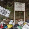 Papan Larangan Buang Sampah di TPS Liar di Desa Sariwangi, Bandung Barat. (Mong / Jabar Ekspres)
