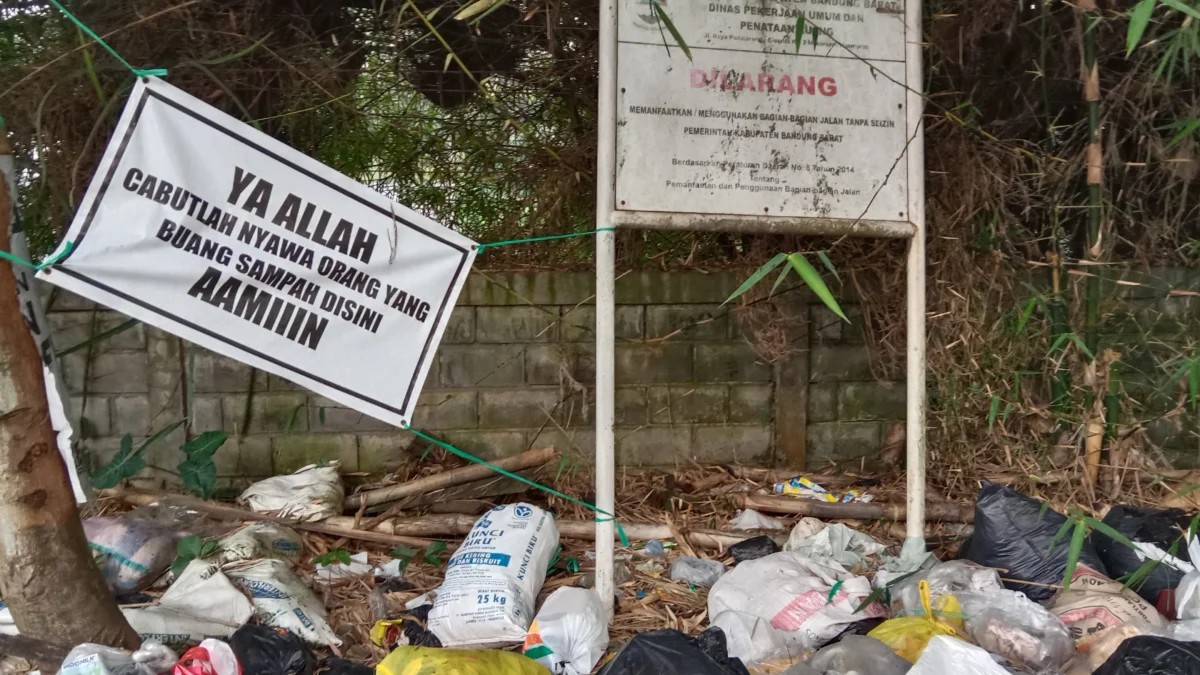 Papan Larangan Buang Sampah di TPS Liar di Desa Sariwangi, Bandung Barat. (Mong / Jabar Ekspres)