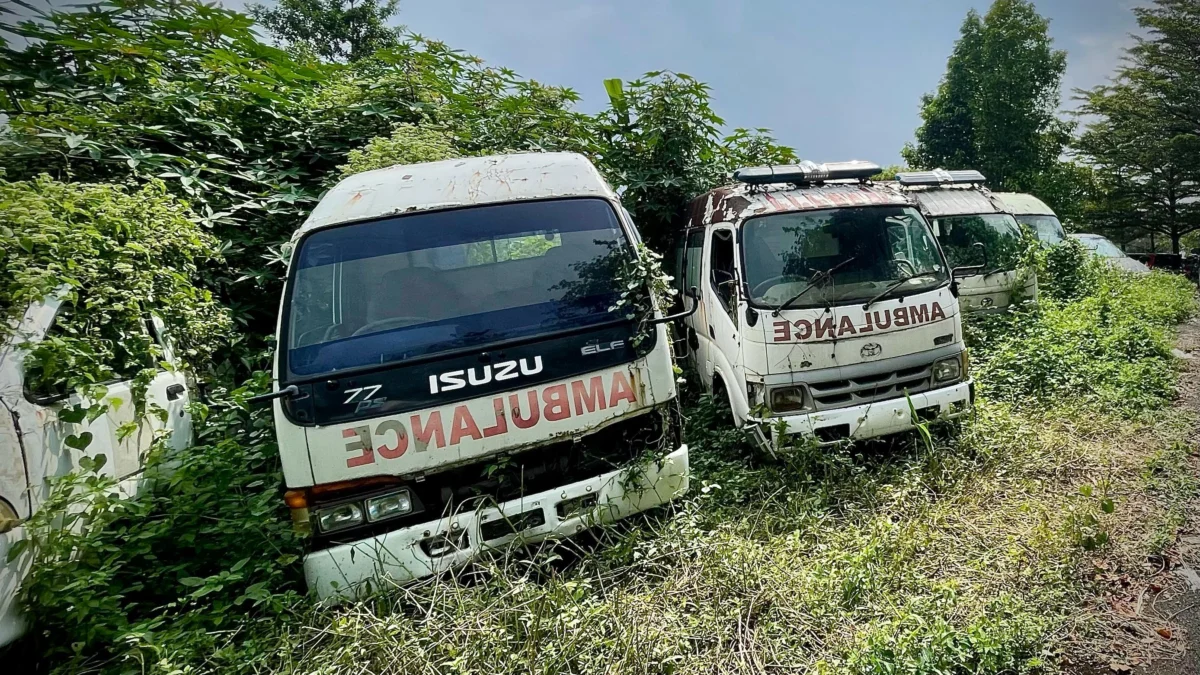 Usai Dibiarkan Mangkrak Bertahun-tahun, Puluhan Kendaraan Plat Merah Milik Pemda KBB Bakal Dilelang! Sejumlah kendaraan milik Pemkab Bandung Barat dibiarkan terbengkalai di lahan kosong kompleks Pemda KBB. Dok Jabar Ekspres/Suwitno