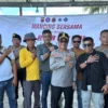Kapolres Banjar AKBP Tyas Puji Rahadi menunjukkan salam presisi dalam acara mancing bersama para buruh dalam menyambut May Day, Minggu (27/4/2025). (Cecep Herdi/Jabar Ekspres)