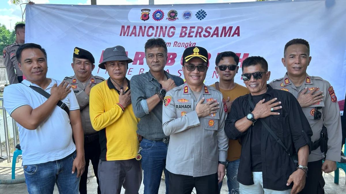 Kapolres Banjar AKBP Tyas Puji Rahadi menunjukkan salam presisi dalam acara mancing bersama para buruh dalam menyambut May Day, Minggu (27/4/2025). (Cecep Herdi/Jabar Ekspres)