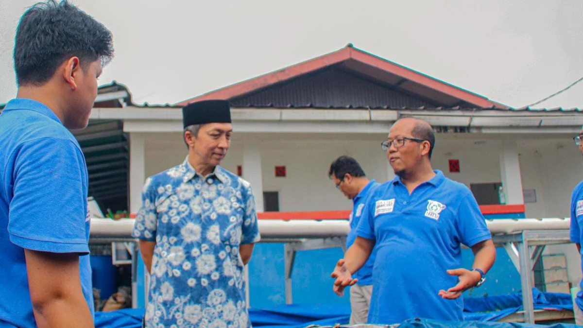 Wali Kota Bogor, Dedie A. Rachim (Tengah) saat meninjau TPST 3R Mutiara Bogor Raya (MBR). (Yudha Prananda / Jabar Ekspres)