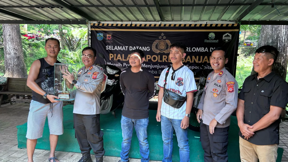 Kicau Merdu di Situ Mustika, Polres Banjar Gaungkan Wisata melalui Lomba Burung Berkicau Kapolres Banjar AKBP Tyas Puji Rahadi menyerahkan hadiah kepada peserta yang berhasil menjuarai salah satu sesi dalam perlombaan burung berkicau di Situ Mustika Kota Banjar Jawa Barat, Minggu (27/4/2025). (Cecep Herdi/Jabar Ekspres)