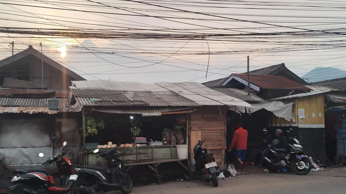 Pemda Sumedang Jangan Anti Investor, Pengamat Ekonomi: Revitalisasi Pasar Parakanmuncang Ideal Menarik Swasta Ilustrasi: Kumuhnya Pasar Parakanmuncang di wilayah Desa Sindangpakuon, Kexamatan Cimanggung, Kabupaten Sumedang. (Yanuar Baswata/Jabar Ekspres)