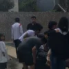 Warga menyelamatkan seorang anak yang tenggelam di dalam kolam Villa di Kampung Tugu Laksana, Desa Pagerwangi, Lembang, KBB. Dok warga Desa Pagerwangi.
