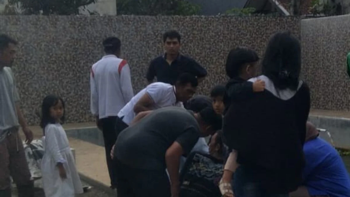 Warga menyelamatkan seorang anak yang tenggelam di dalam kolam Villa di Kampung Tugu Laksana, Desa Pagerwangi, Lembang, KBB. Dok warga Desa Pagerwangi.