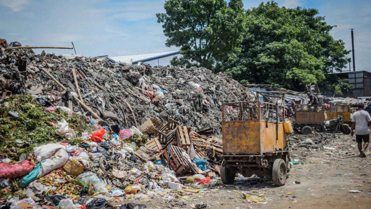 Salahkan Sistem Pembuangan ke TPA Sarimukti, Pemkot Bandung Kini Minta Bantuan Pemprov Selesaikan Gunungan Sampah Pasar Gedebage Foto ilustrasi gunungan sampah di Pasar Induk Gedebage. (Dok. Jabar Ekspres)