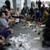 Foto 1: Ketua DPRD Kota Bogor, Adityawarman Adil bersama jajaran saat menerima aspirasi mahasiswa yangg menggelar aksi demonstrasi. (Foto: Humpro DPRD Kota Bogor)