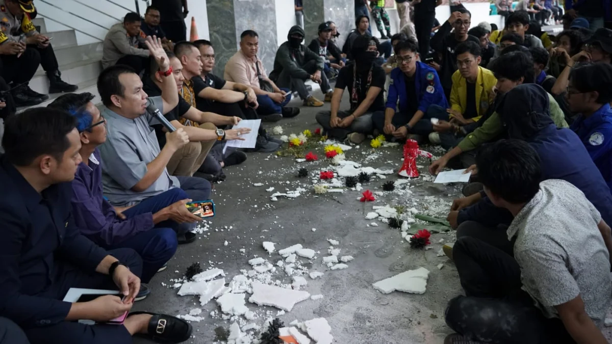 Terima Aksi Demonstrasi Mahasiswa DPRD Kota Bogor Perjuangkan Aspirasi Foto 1: Ketua DPRD Kota Bogor, Adityawarman Adil bersama jajaran saat menerima aspirasi mahasiswa yangg menggelar aksi demonstrasi. (Foto: Humpro DPRD Kota Bogor)