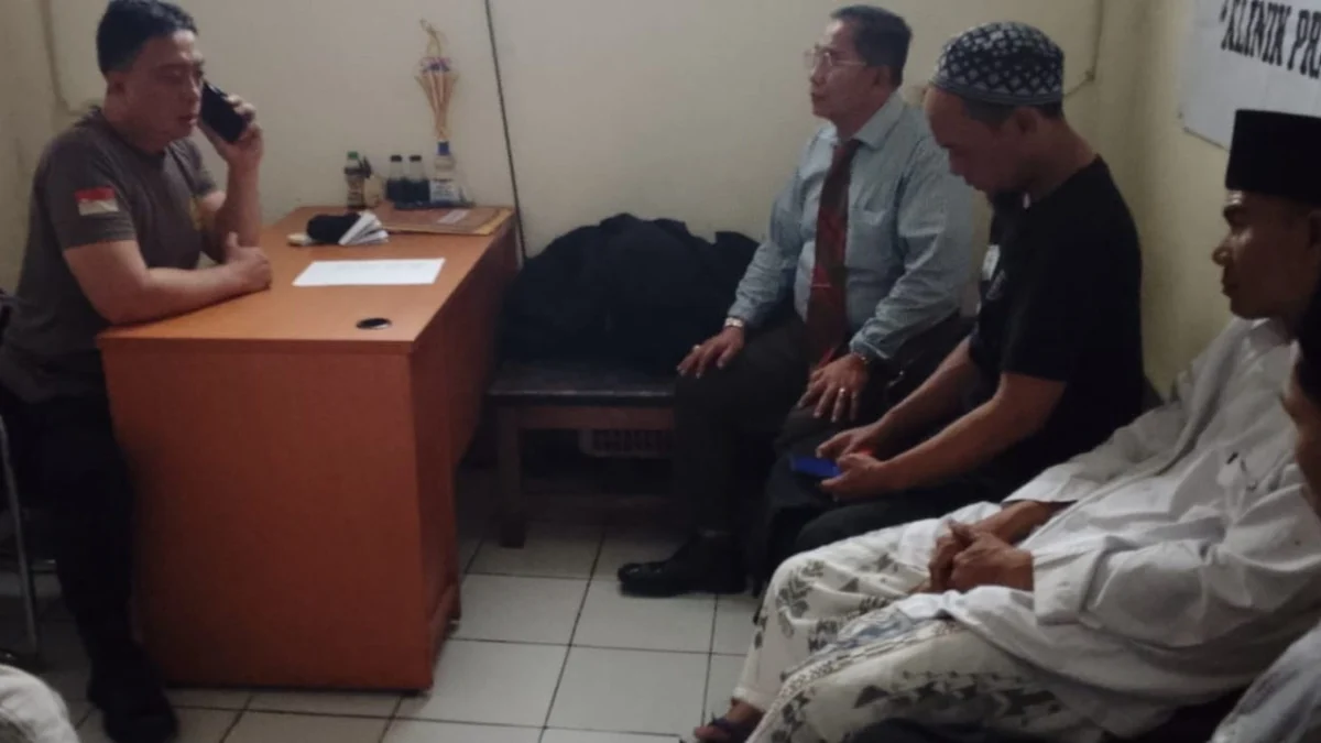 Diduga Tipu Jemaah Bermodus Ibadah Haji Tanpa Antre hingga Janjikan Visa Ummul, Pimpinan Ponpes di Caringin Dilaporkan ke Polisi Diduga Tipu Jemaah Bermodus Naik Haji Tanpa Antre hingga Janjikan Visa Ummul, Pimpinan Ponpes di Caringin Dilaporkan ke Polisi