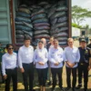 Wali Kota Bogor, Dedie A. Rachim bersama Wamendag, Dyah Roro Esti, Wakil Gubernur Jabar, Erwan Setiawan, dan CEO Minaqu Indonesia, Ade Wardhana Adinata secara simbolis melepas ekspor sekam bakar dan tanaman hias ke Belanda, Rabu (30/4). (Yudha Prananda / Jabar Ekspres)