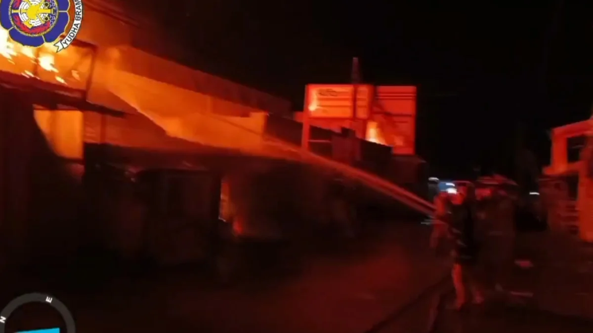4 Unit Diterjunkan, Kebakaran Toko Mainan dan Petasan di Leuwiliang Padam dalam Empat Jam Petugas kebakaran saat berusaha memadamkan api yang melalap toko mainan di Leuwiliang, Kabupaten Bogor, Minggu (14/4) malam. (Tangkapan layar video)