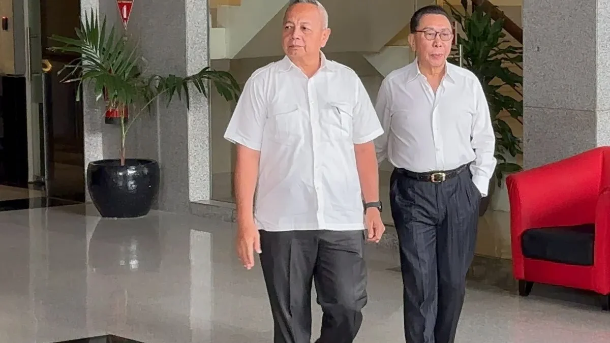 Mantan terpidana Djoko Sugiarto Tjandra (kanan) usai diperiksa penyidik KPK, di Gedung Merah Putih KPK, Jakarta, Rabu (9/4/2025). (Foto: ANTARA)