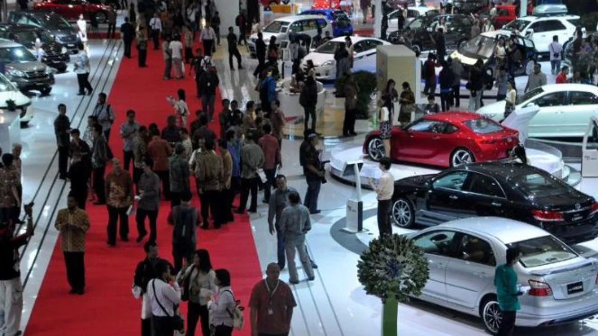 Ilustrasi sejumlah pengunjung menghadiri pameran industri otomotif. (Dok. Jabar Ekspres