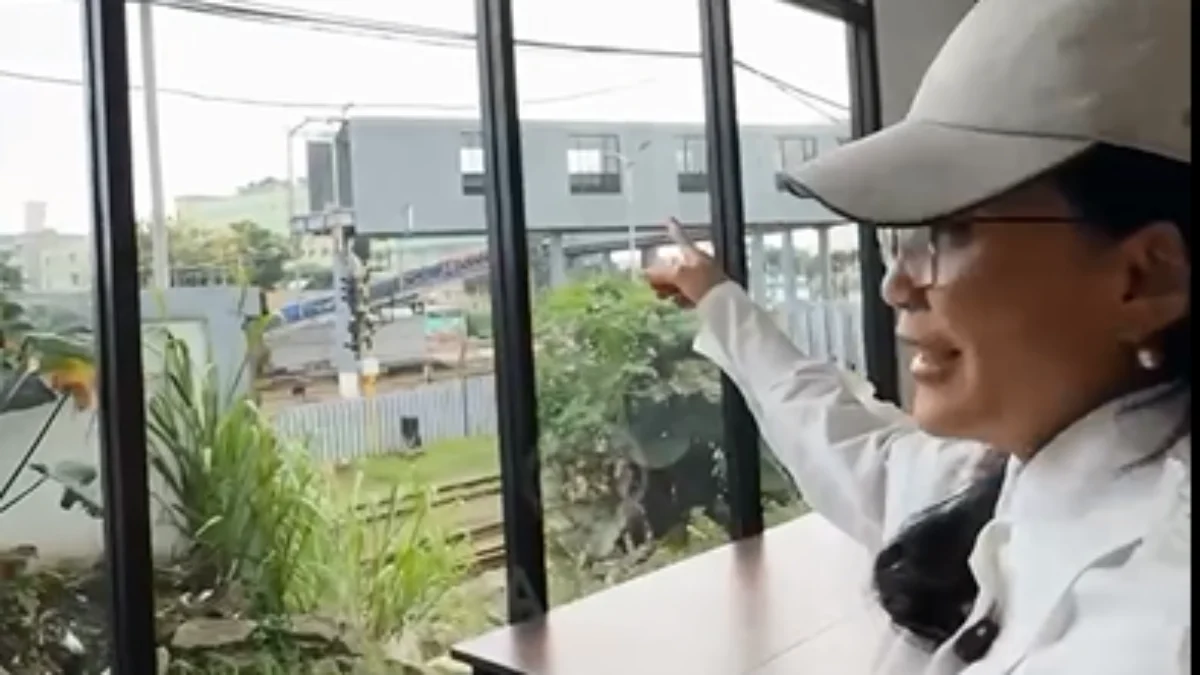 Pembangunan Skybridge di Stasiun Bandung PT KAI disorot Anggota Komisi VI DPR RI Rieke Diah Pitaloka agar ada solusi untuk publik