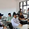 Rencana pembangunan sekolah rakyat yang digagas Pemerintahan Presiden Prabowo mendapat kritikan tajam dari FKSS Jabar Ade Hedriana.