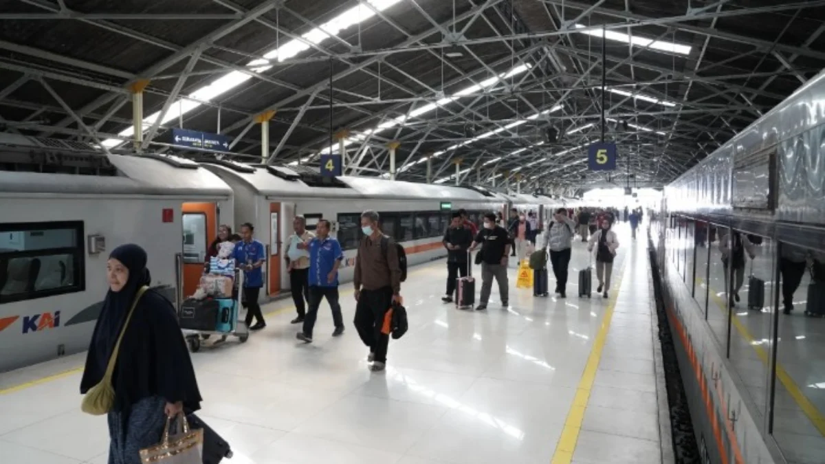 KAI Beri Diskon 25 Persen untuk Perjalanan Ini hingga 11 April! Ilustrasi penumpang KA jarak jauh di Stasiun. (Dok. KAI)