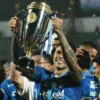 Pamit dari Persib, Lawan PSS jadi Laga Terakhir Ciro Alves di Liga 1? Ciro Alves mengangkat tropi juara Persib Bandung di Liga 1 2023/2024. (Foto: Instagram / cirooficial)