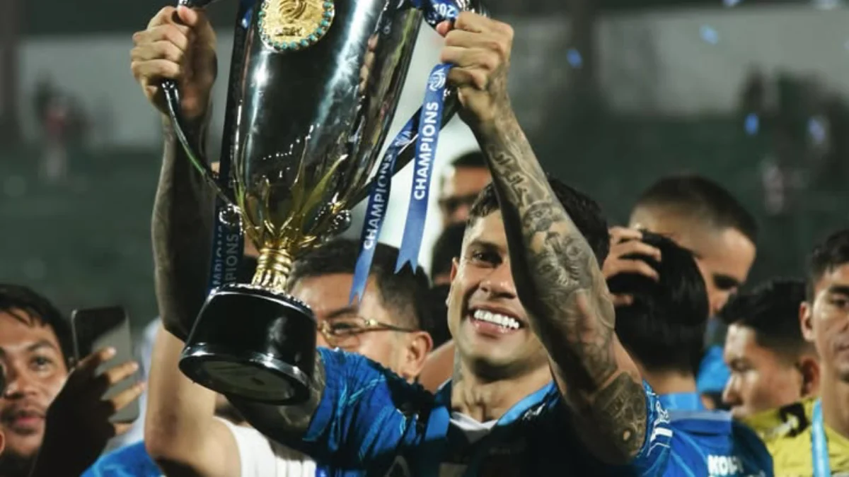 Pamit dari Persib, Lawan PSS jadi Laga Terakhir Ciro Alves di Liga 1? Ciro Alves mengangkat tropi juara Persib Bandung di Liga 1 2023/2024. (Foto: Instagram / cirooficial)