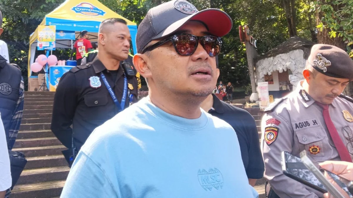 Wali Kota Bandung, Muhammad Farhan saat kunjungi Kebun Binatang Bandung, Selasa (1/4). (Sadam Husen / JE)