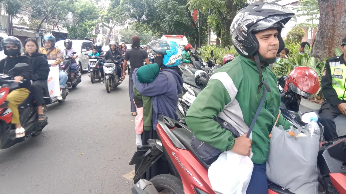 Sejumlah Pemudik yang Beristirahat di Kawasan Alun-Alun Kota Cimahi (Mong)