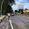 Anggota dari Dinas Perhubungan Kota Banjar dan Polisi saat berjaga di depan Pos pengamanan Idul Fitri di perbatasan Jawa Barat dan Jawa Tengah, Kamis 3 April 2025. (Cecep Herdi/Jabar Ekspres)