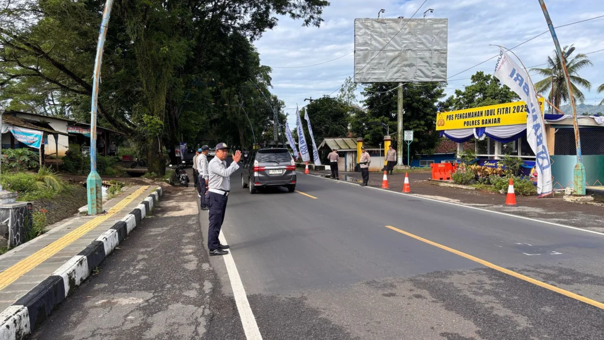 Anggota dari Dinas Perhubungan Kota Banjar dan Polisi saat berjaga di depan Pos pengamanan Idul Fitri di perbatasan Jawa Barat dan Jawa Tengah, Kamis 3 April 2025. (Cecep Herdi/Jabar Ekspres)
