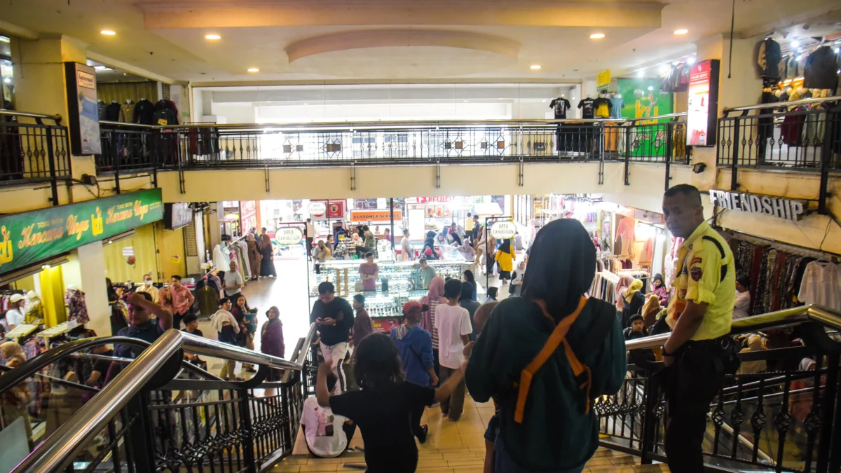 Pengunjung berbelanja di Pasar Baru Trade Center, Kota Bandung, Kamis (3/4). Foto: Dimas Rachmatsyah / Jabar Ekspres