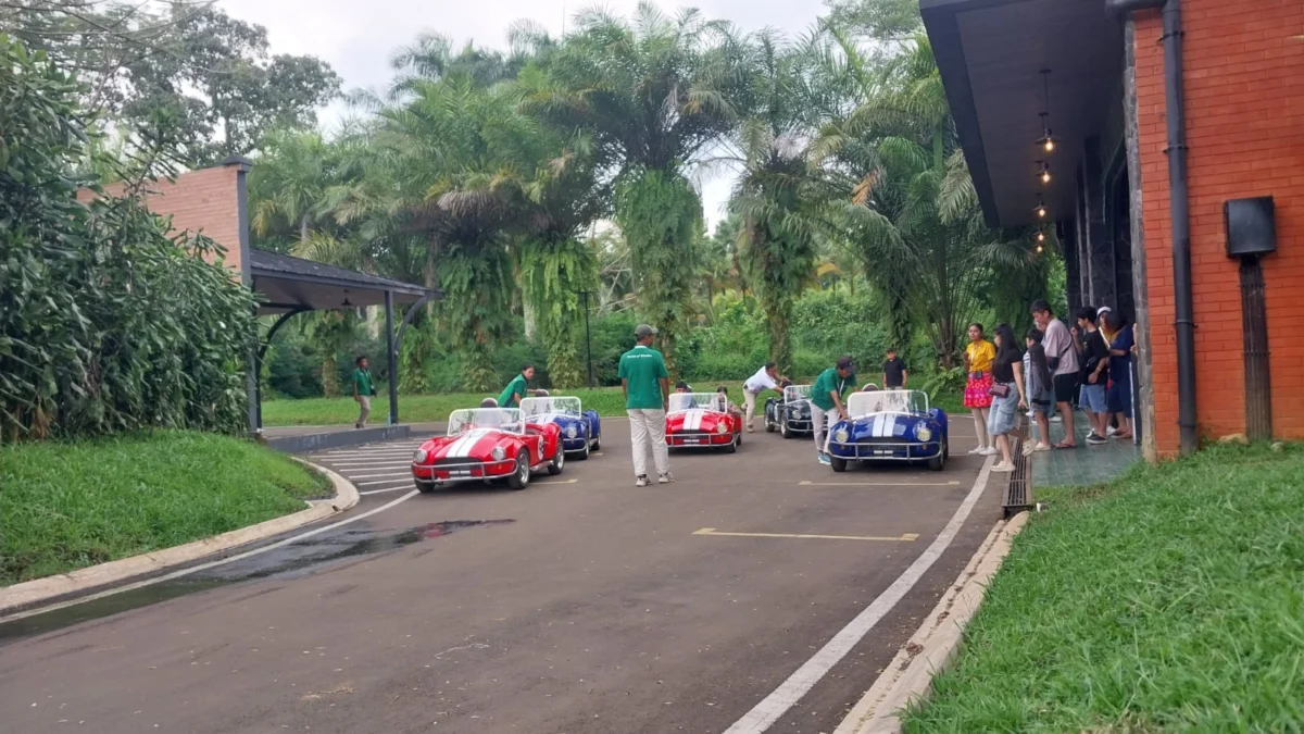 Wahana wisata super wheels di Enchanting Valley, Cisarua, Kabupaten Bogor, pada Kamis (3/4/2025). Foto: Regi