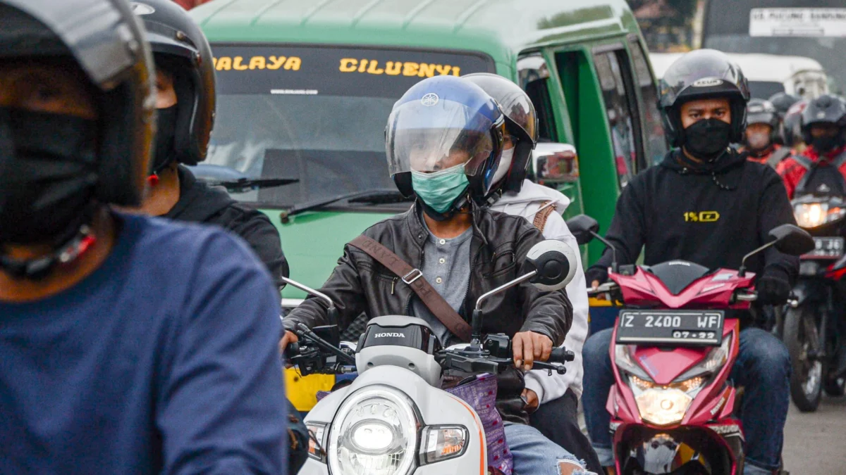 Suasana pemudik yang melintasi jalan Cibiru-Cinunuk, Kota Bandung, Kamis (3/4). Foto: Dimas Rachmatsyah / Jabar Ekspres