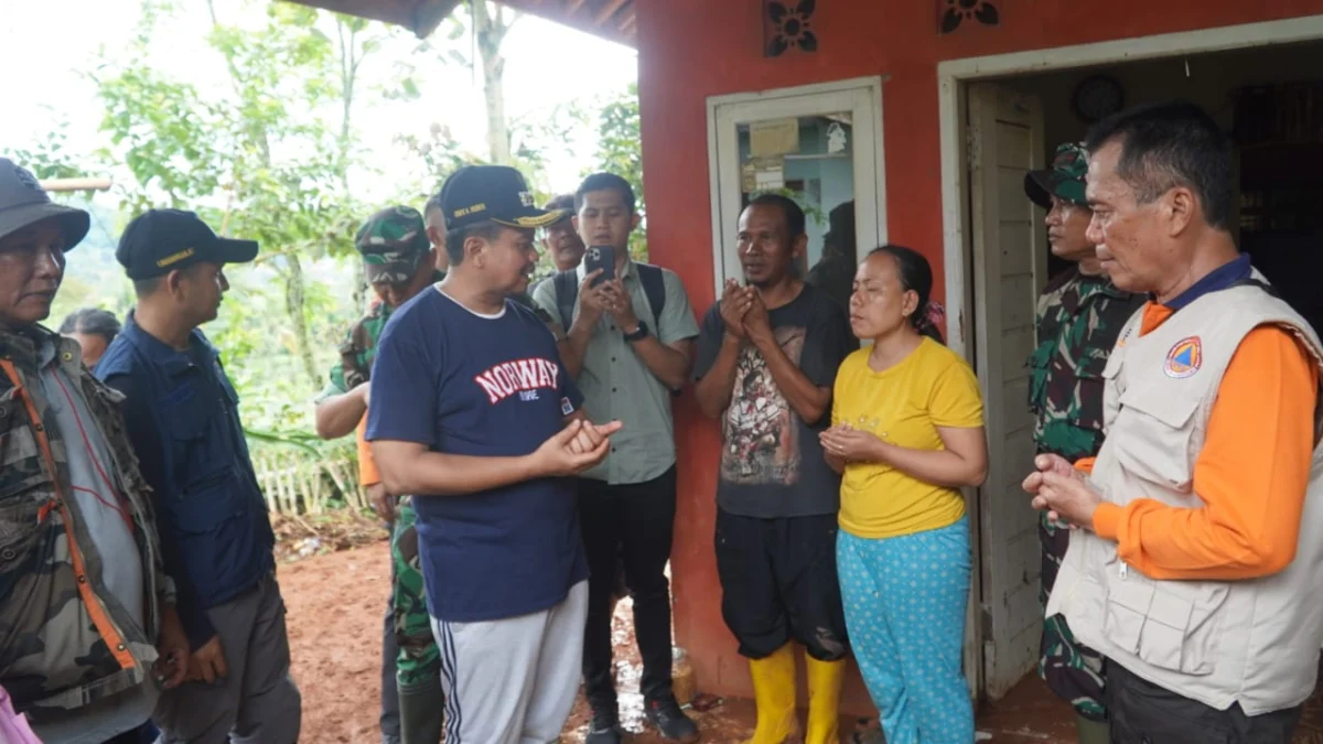 Tinjau Lokasi Banjir Lumpur di Pasiringkik, Bupati Dony Berikan Bantuan kepada Warga Tinjau Lokasi Banjir Lumpur di Pasiringkik, Bupati Dony Berikan Bantuan kepada Warga