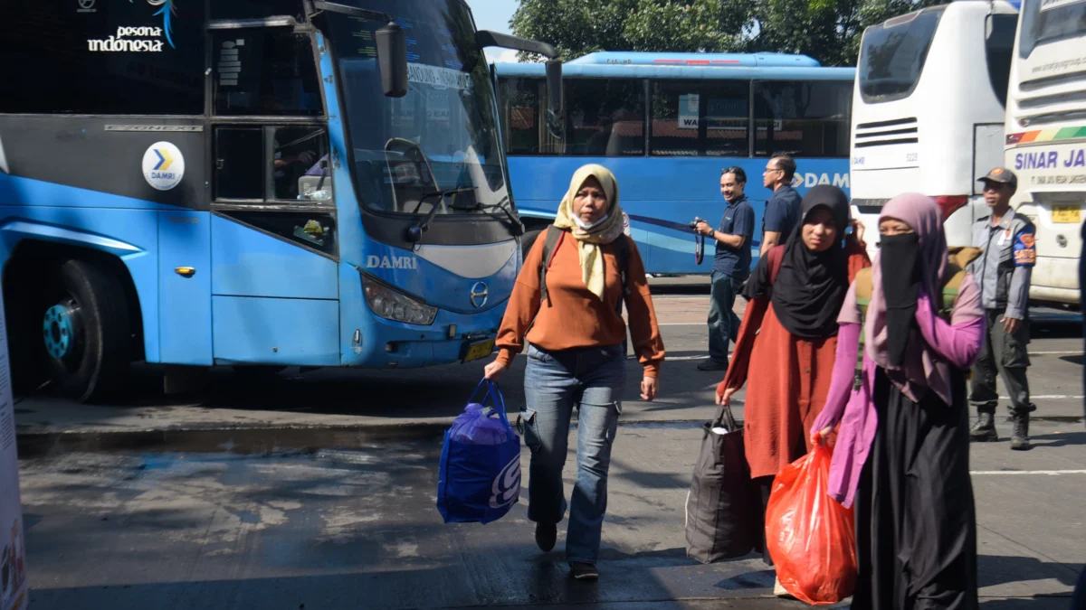 Pemudik berjalan setelah turun dari bus saat arus balik di Terminal Cicaheum, Kota Bandung, Senin (7/4). Foto: Dimas Rachmatsyah / Jabar Ekspres